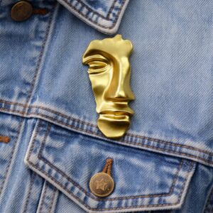 Broche stoer gezicht